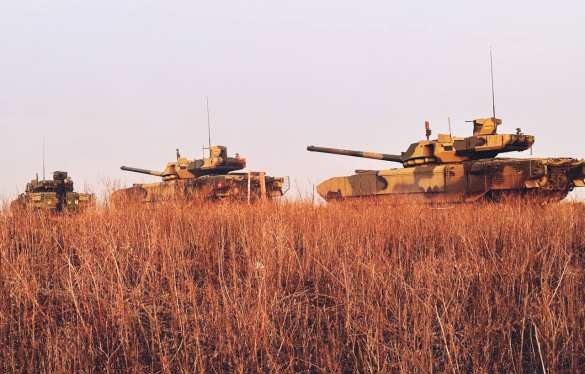 Xe tăng T-14 Armata huấn luyện chiến đấu, được cho là trong vùng chiến sự ở Ukraine. Ảnh RusVesna.