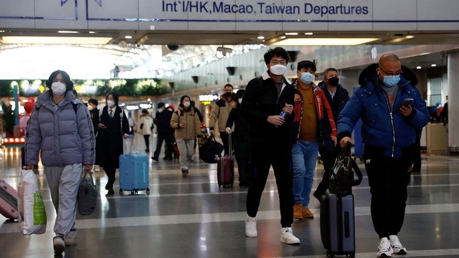 Khách du lịch tại Sân bay Quốc tế Thủ đô Bắc Kinh, Trung Quốc ngày 27/12/2022. REUTERS / Tingshu Wang