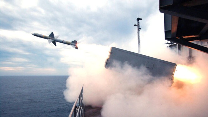 Tên lửa phòng không tầm ngắn RIM-7 Sea Sparrow phóng từ chiến hạm. Ảnh minh họa South Front.
