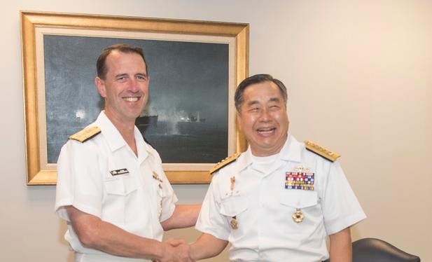 Ngày 4/8/2016, tại Lầu Năm Góc, Đô đốc John Richardson, Tham mưu trưởng Hải quân Mỹ hội đàm với Đô đốc Jung Ho-sub, Tư lệnh Hải quân Hàn Quốc. Ảnh: News.usni.org