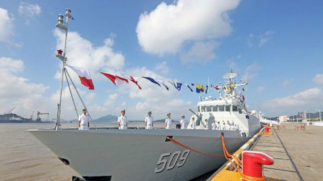 Sáng ngày 11/8/2016, Trung Quốc biên chế tàu hộ vệ hạng nhẹ Hoài An số hiệu 509 Type 056 cho một Khu Thủy cảnh của Hạm đội Đông Hải. Ảnh: news.qq.com