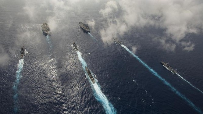 Hai cụm tấn công tàu sân bay phô trương sức mạnh trên Biển Đông. ảnh: Wordpress