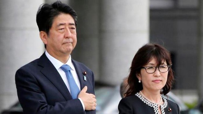 Thủ tướng Nhật Bản Shinzo Abe và Bộ trưởng Quốc phòng Nhật Bản Tomomi Inada. Ảnh: QQ