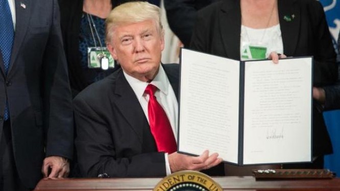 Tân Tổng thống Mỹ Donald Trump vừa ký nhiều sắc lệnh mới. Ảnh: The Independent