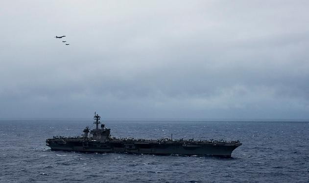 Tàu sân bay USS Carl Vinson Hải quân Mỹ đi vào vùng biển Philippines có sự hộ tống của máy bay ném bom chiến lược B-1B Lancer. Ảnh: Flickr