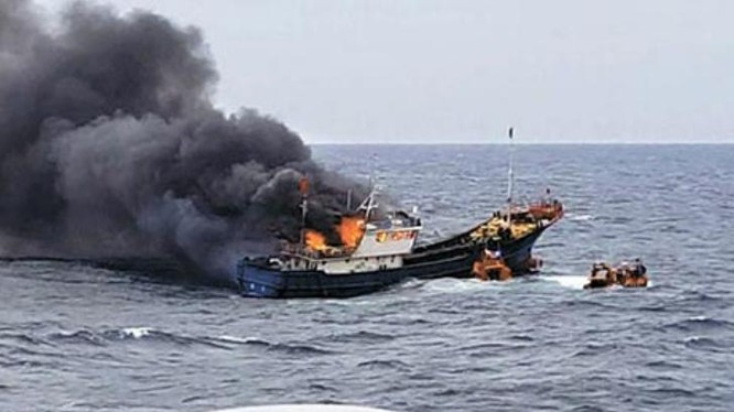 Một tàu cá Trung Quốc bị Cảnh sát biển Hàn Quốc dùng vũ khí tấn công. Ảnh: Cankao