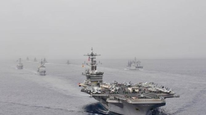 Tàu sân bay USS Carl Vinson tham gia tập trận chung Malabar 2012 với Hải quân Ấn Độ. Ảnh: Business Insider