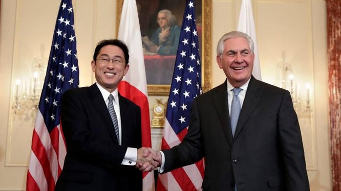 Ngoại trưởng Nhật Bản Fumio Kishida và Ngoại trưởng Mỹ Rex Tillerson. Ảnh: The Japan Times