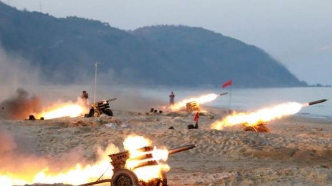 Hiện trường huấn luyện bắn pháo của Triều Tiên. Ảnh: Tân Hoa xã/KCNA