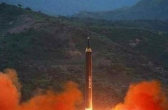Triều Tiên phóng tên lửa đạn đạo tầm trung nhiên liệu lỏng Hwasong-12. Ảnh: Sina