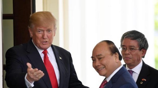 Ngày 31/5/2017, tại Thủ đô Washington, Tổng thống Mỹ Donald Trump tiếp đón Thủ tướng Chính phủ Nguyễn Xuân Phúc ở Nhà Trắng. Ảnh: Tân Hoa xã.