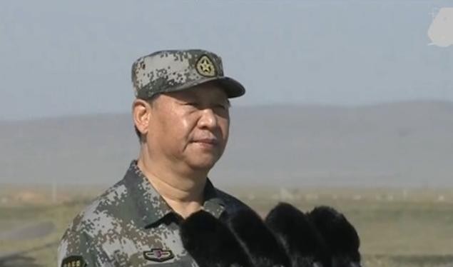 Chủ tịch Trung Quốc Tập Cận Bình mặc quân phục dự Lễ duyệt binh kỷ niệm tròn 90 năm thành lập quân đội Trung Quốc. Ảnh: NTDTV.