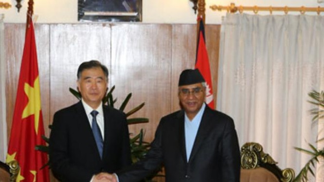 Ngày 16/8/2017, Phó Thủ tướng Trung Quốc Uông Dương hội kiến Thủ tướng Nepal Sher Bahadur Deuba. Ảnh: Chinanews.
