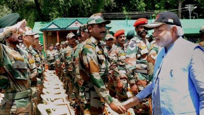 Thủ tướng Ấn Độ Narendra Modi đưa ra chính sách "Make in India" để tìm cách làm cho Ấn Độ từng bước giảm lệ thuộc vào nhập khẩu vũ khí trang bị. Ảnh: The Financial Express.