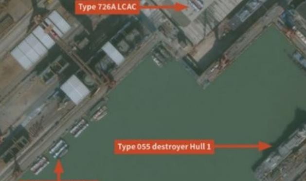 Đây là hình ảnh vệ tinh của Jane's cho thấy Trung Quốc đang đẩy nhanh chế tạo tàu đổ bộ đệm khí Type 726A. Ảnh: Jane's/Cankao.