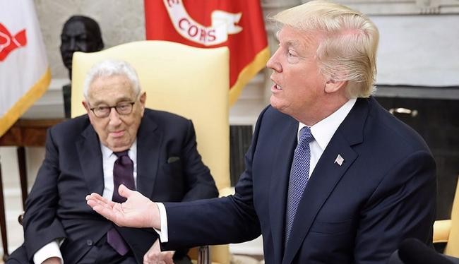 Cựu Ngoại trưởng ỹ Henry Kissinger và Tổng thống Mỹ Donald Trump. Ảnh: Business Insider.