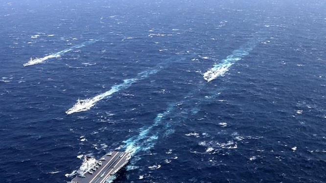 Biên đội tàu sân bay Liêu Ninh, hải quân Trung Quốc trên Biển Đông. Ảnh: Dwnews.