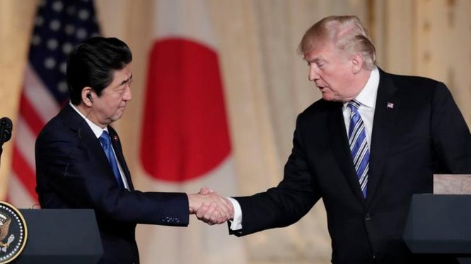 Thủ tướng Nhật Bản Shinzo Abe và Tổng thống Donald Trump tại cuộc họp báo ngày 18/4/2018. Ảnh: AP.
