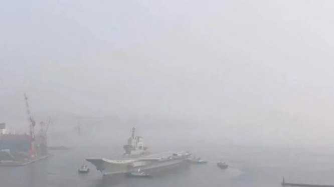 Tàu sân bay tự chế đầu tiên Type 001A chạy thử trên biển từ ngày 13 - 18/5/2018. Ảnh: QQ