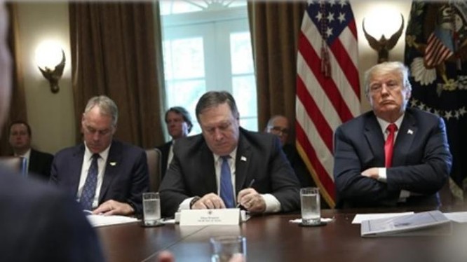 Tổng thống Mỹ Donald Trump (bên phải) trong một cuộc họp nội các Chính phủ Mỹ bàn về biện pháp chống Trung Quốc. Ảnh: Sina.