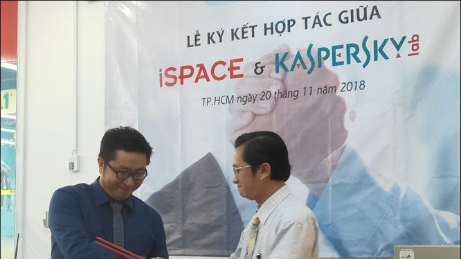 Ông Ngô Tấn Vũ Khanh, Giám đốc phát triển Kaspersky Việt Nam (trái) và ông Nguyễn Hoàng Anh, Hiệu trưởng trường iSpace, ký kết thỏa thuận hôm 20/11 - Ảnh: H.Đ