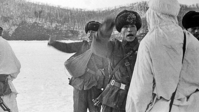 Binh sĩ Trung Quốc đấu khẩu với lính biên phòng Liên Xô trước khi nổ ra xung đột