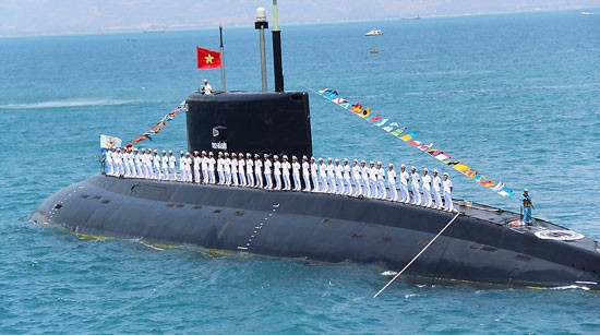 Tàu ngầm Kilo của hải quân Việt Nam trên vịnh Cam Ranh