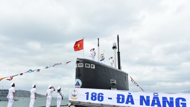 Hải quân Nhân dân Việt Nam làm lễ thượng cờ trên hai tàu ngầm Kilo mới tiếp nhận là Đà Nẵng và Bà Rịa-Vũng Tàu ngày 28/2