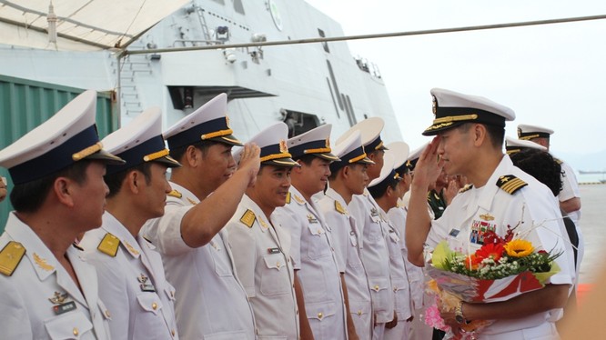 Hạm trưởng Mỹ gốc Việt Lê Bá Hùng dẫn đầu biên đội hải quân Mỹ thăm Đà Nẵng