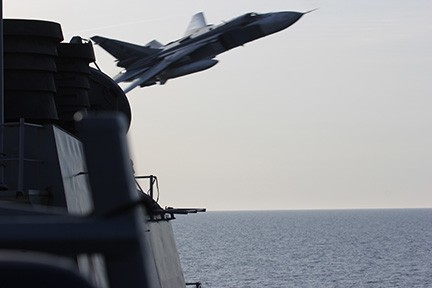 Máy bay cường kích Su-24 Nga bay sạt qua đầu khu trục hạm USS Donadl Cook trên biển Baltic