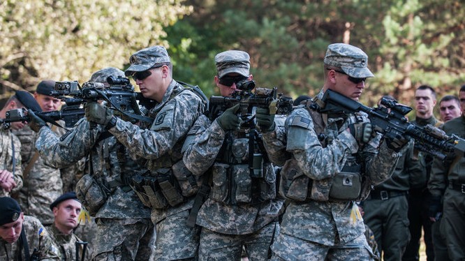 Cố vấn quân sự Mỹ huấn luyện cho binh sĩ Ukraine