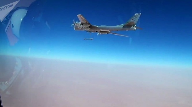 Máy bay Tu-95 phóng tên lửa tấn công mục tiêu