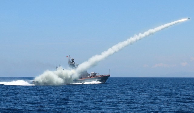 Chiến hạm "Tia chớp" của hải quân Việt Nam phóng tên lửa trên biển