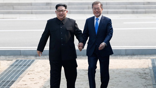Ông Kim Jong Un và tổng thống Hàn Quốc Moon Jae In trong cuộc gặp lịch sử ở Bàn Môn Điếm