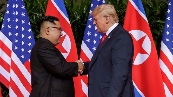 Cái bắt tay lịch sử giữa hai nhà lãnh đạo Triều Tiên và Mỹ ngày 12/6/2018