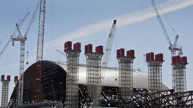 Cấu trúc mái vòm khổng lồ để “giam” phóng xạ tại Chernobyl. Ảnh: Gizmodo