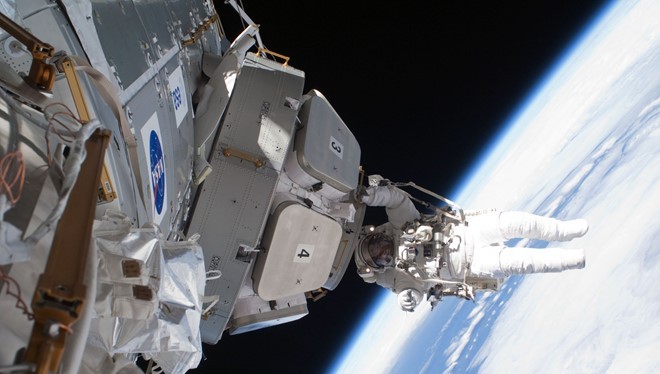 Trạm Vũ trụ quốc tế (ISS) - Chi phí: 150 tỷ USD (tính đến năm 2010) Công trình đắt nhất hành tinh này quay quanh trái đất ở độ cao hơn 300 km. Kế hoạch mở rộng ISS đang được thực hiện có chi phí khoảng 60 tỷ USD. Còn kế hoạch mở rộng tới năm 2020 tiêu tốn