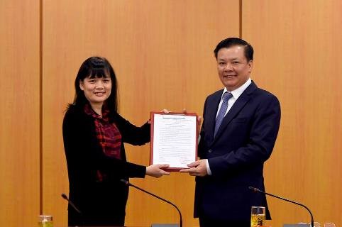 Bộ trưởng Đinh Tiến Dũng trao quyết định cho bà Phan Thị Thu Hiền - (Ảnh VGP)