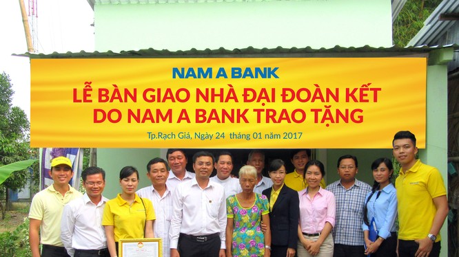 Ông Nguyễn Tấn Tài – Giám đốc Chi nhánh Nam A Bank Kiên Giang cùng đại diện UBMTTQ, UBND TP Rạch Giá trao nhà Đại đoàn kết cho gia đình bà Nguyễn Thị Hoa ở xã Phi Thông.