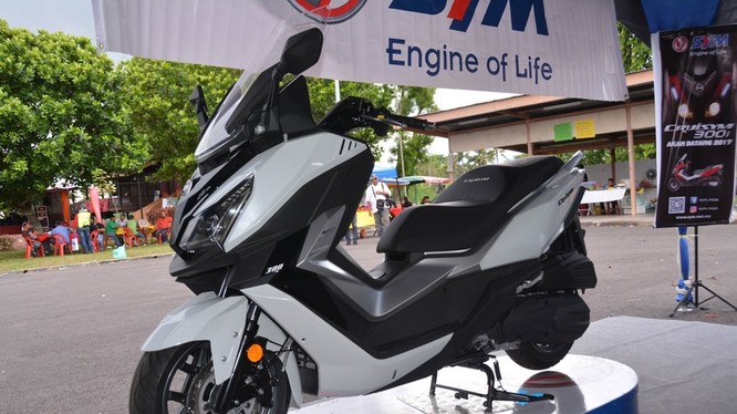 Phân khúc xe tay ga cỡ lớn tại Malaysia vừa đón nhận thêm một thành viên mới là SYM Cruisym 300i 2017. Đây được giới thiệu là mẫu xe mang giá trị tối đa cho người sử dụng, đặc biệt thích hợp với những hành trình dài. 