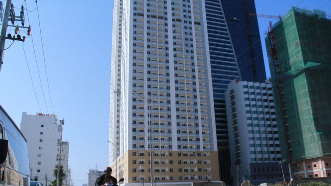 Tổ hợp khách sạn Mường Thanh và căn hộ chung cư cao cấp Sơn Trà - nơi có 104 căn hộ xây trái phép - Ảnh: H.KHÁ 