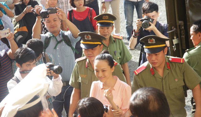 Cô Trương Hồ Phương Nga bị dẫn giải vào phòng xử sáng 26/6.