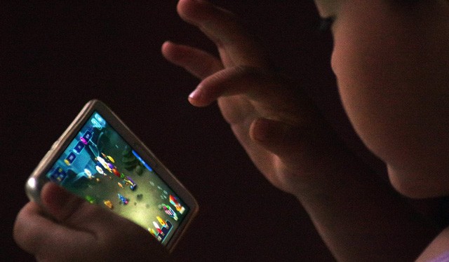 Một em bé đang chơi game online trên thiết bị di động - Ảnh: VCG/VCG 