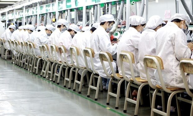 Một dây chuyền lắp ráp trong nhà máy Longhua của Foxconn tại Thâm Khuyến, Trung Quốc