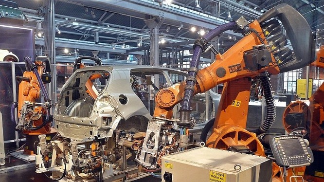 Theo tính toán của nhà máy Điện tử Amberg Simens (Đức), máy móc và máy tính xử lý tới 75% của chuỗi giá trị sản phẩm, con người chỉ chịu trách nhiệm khâu phát triển sản phẩm và khởi động quá trình. Ảnh minh hoạ: Internet