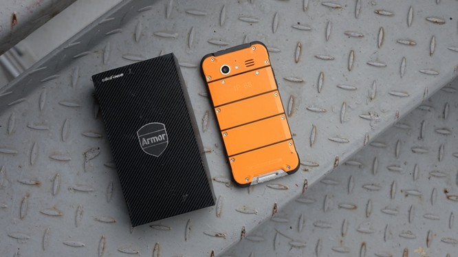 Đây là Ulefone Amor, mẫu điện thoại nổi tiếng với khả năng nồi đồng cối đá của thương hiệu Ulefone. Mẫu điện thoại này mới xuất hiện tại Việt Nam và hiện đang được rao bán với giá khoảng 4 triệu đồng. 