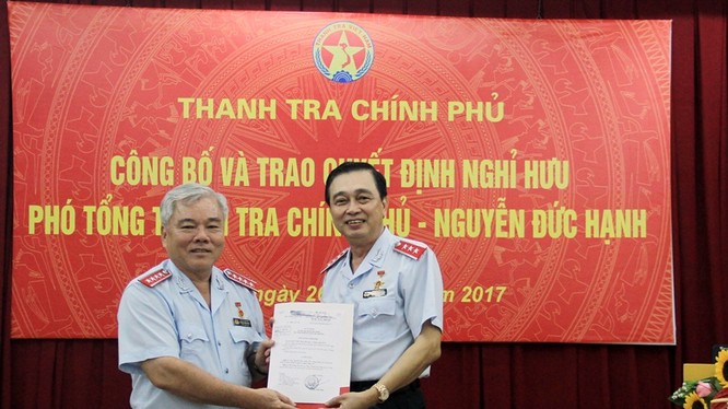 Tổng Thanh tra Chính phủ Phan Văn Sáu trao quyết định cho ông Nguyễn Đức Hạnh.