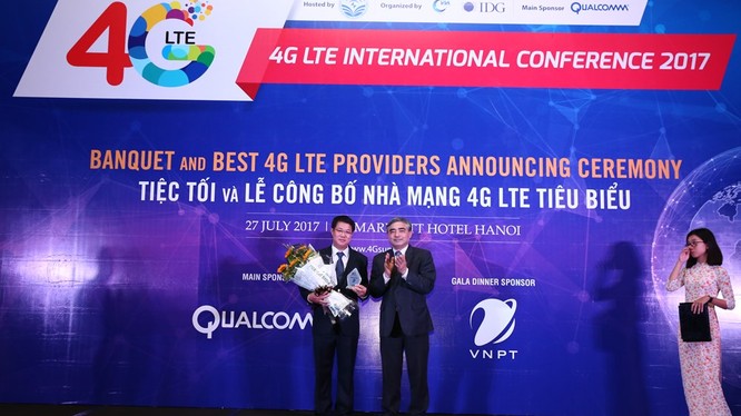 Lãnh đạo VinaPhone nhận danh hiệu "Nhà mạng 4G có chất lượng Chăm sóc khách hàng tiêu biểu" do thứ trưởng Bộ TT-TT Nguyễn Minh Hồng trao tặng.
