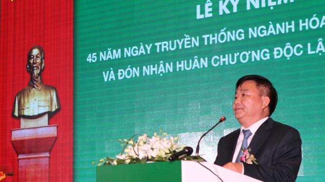 Ông Nguyễn Anh Dũng đọc diễn văn 45 truyền thống VINACHEM. Nguồn: Tạp chí Công thương