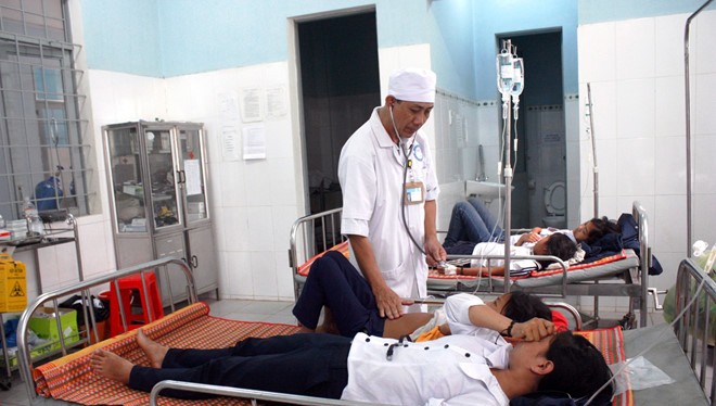 Hàng chục em học sinh đang được điều trị tại bệnh viện huyện Sa Thầy. Nguồn: Zing